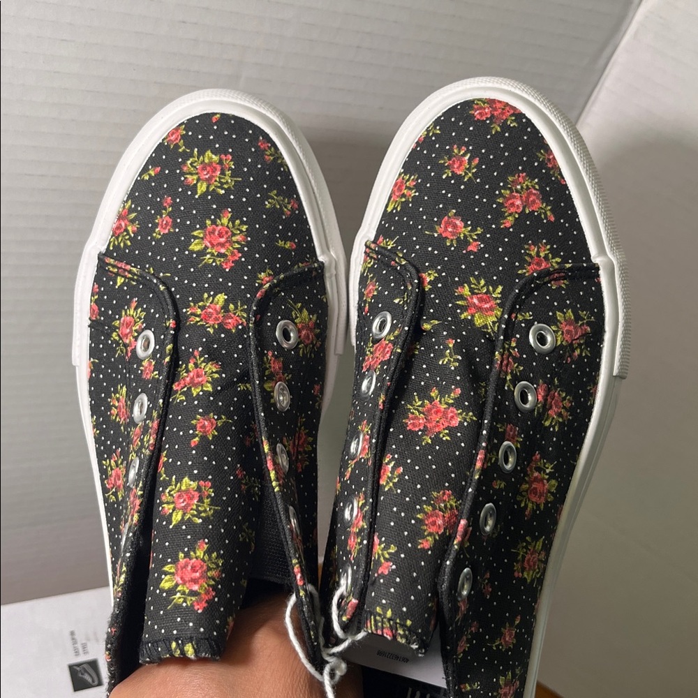 NWT Serra Ladies Canvas Sneakers Black Floral Casual Slip on Shoes Size 8 - Picture 9 of 15